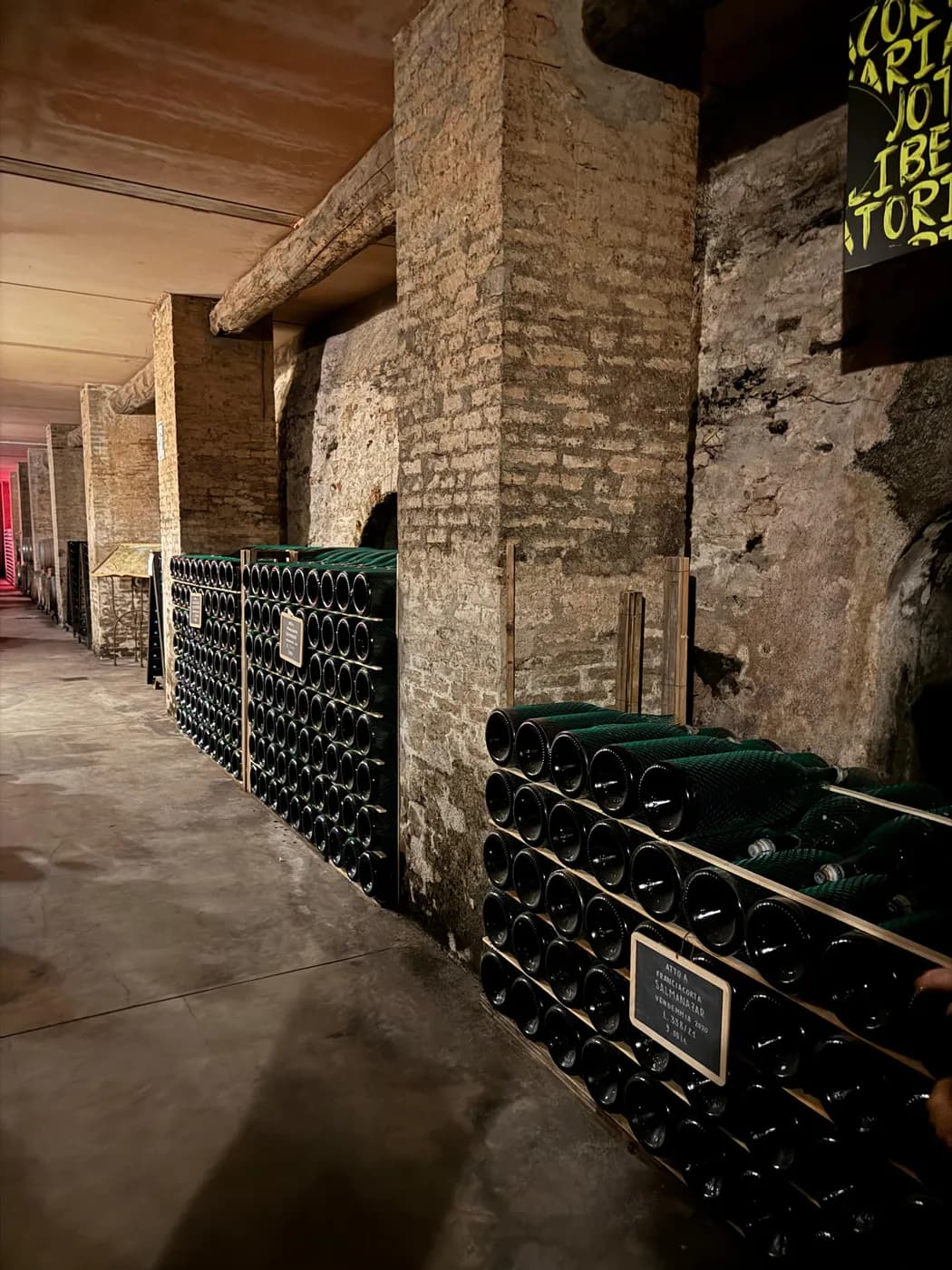 Gewölbter Reifekeller mit Flaschenstapeln bei Contadi Castaldi in der Franciacorta