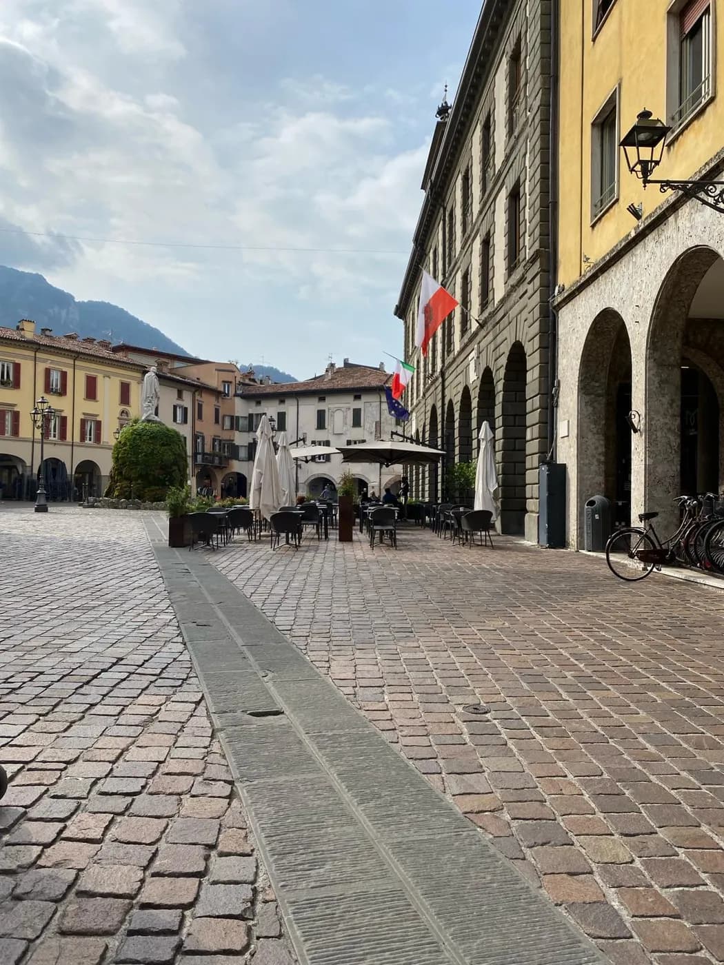 Piazza Garibaldi in Iseo mit Arkaden, Garibaldi-Denkmal und Café unter den Lauben