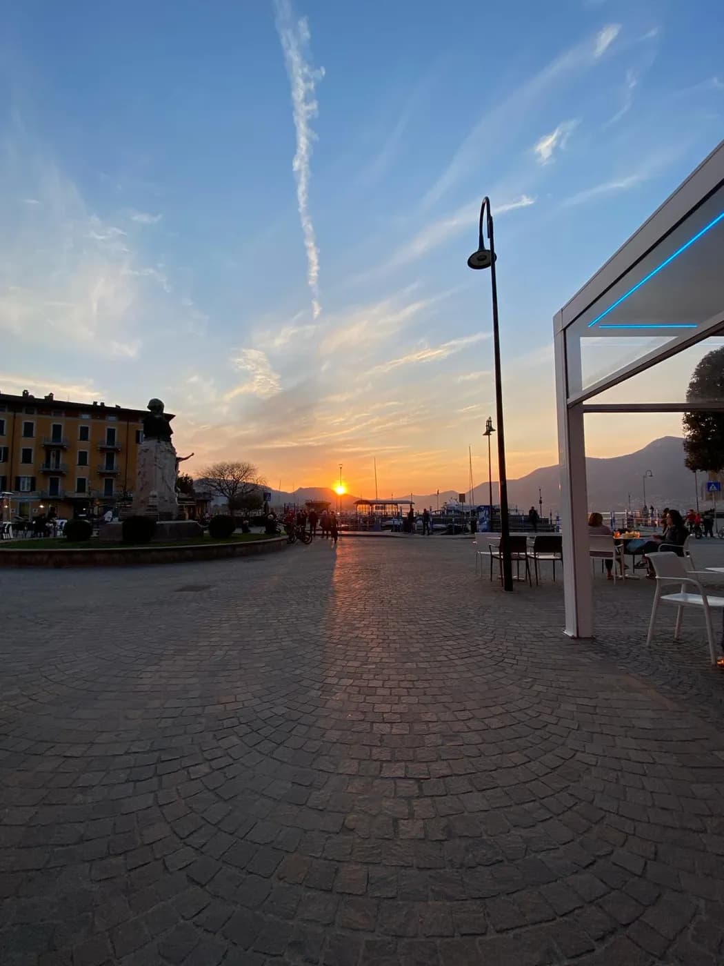 Sonnenuntergang über dem Hafen von Iseo mit Piazza Garibaldi und Garibaldi-Denkmal