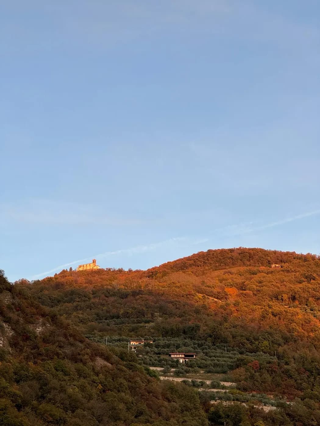 Das Heiligtum Madonna della Ceriola auf dem bewaldeten Gipfel von Monte Isola im Herbstlicht