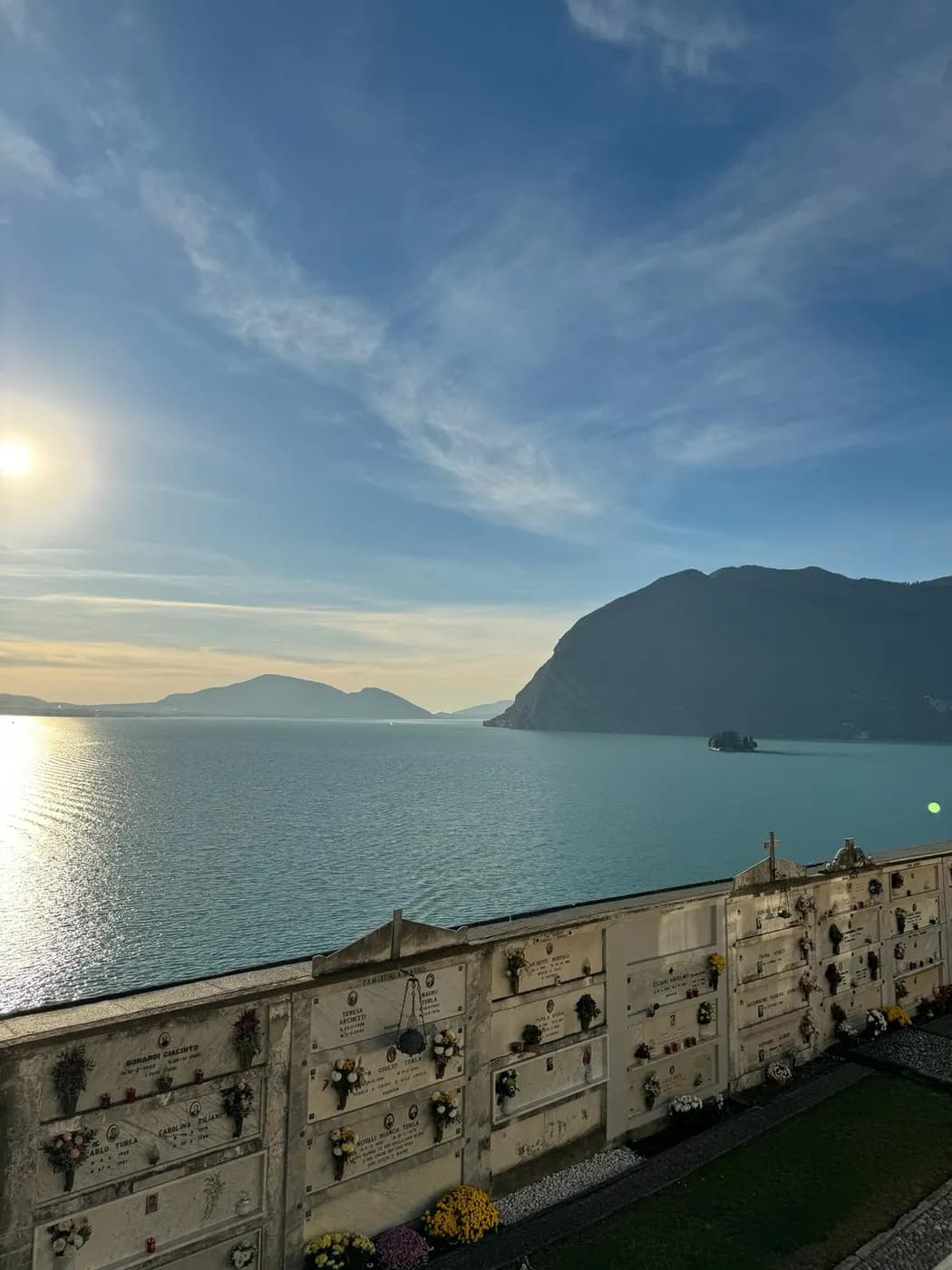 Panoramablick über den südlichen Lago d'Iseo mit Bergen und kleiner Insel