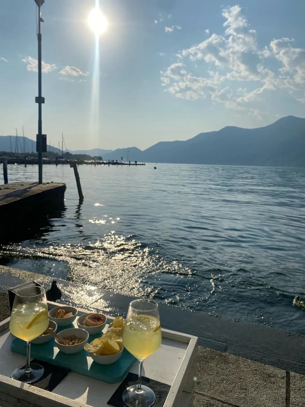 Aperitivo mit zwei Spritz und Snacks am Wasser bei Mó Mó in Iseo
