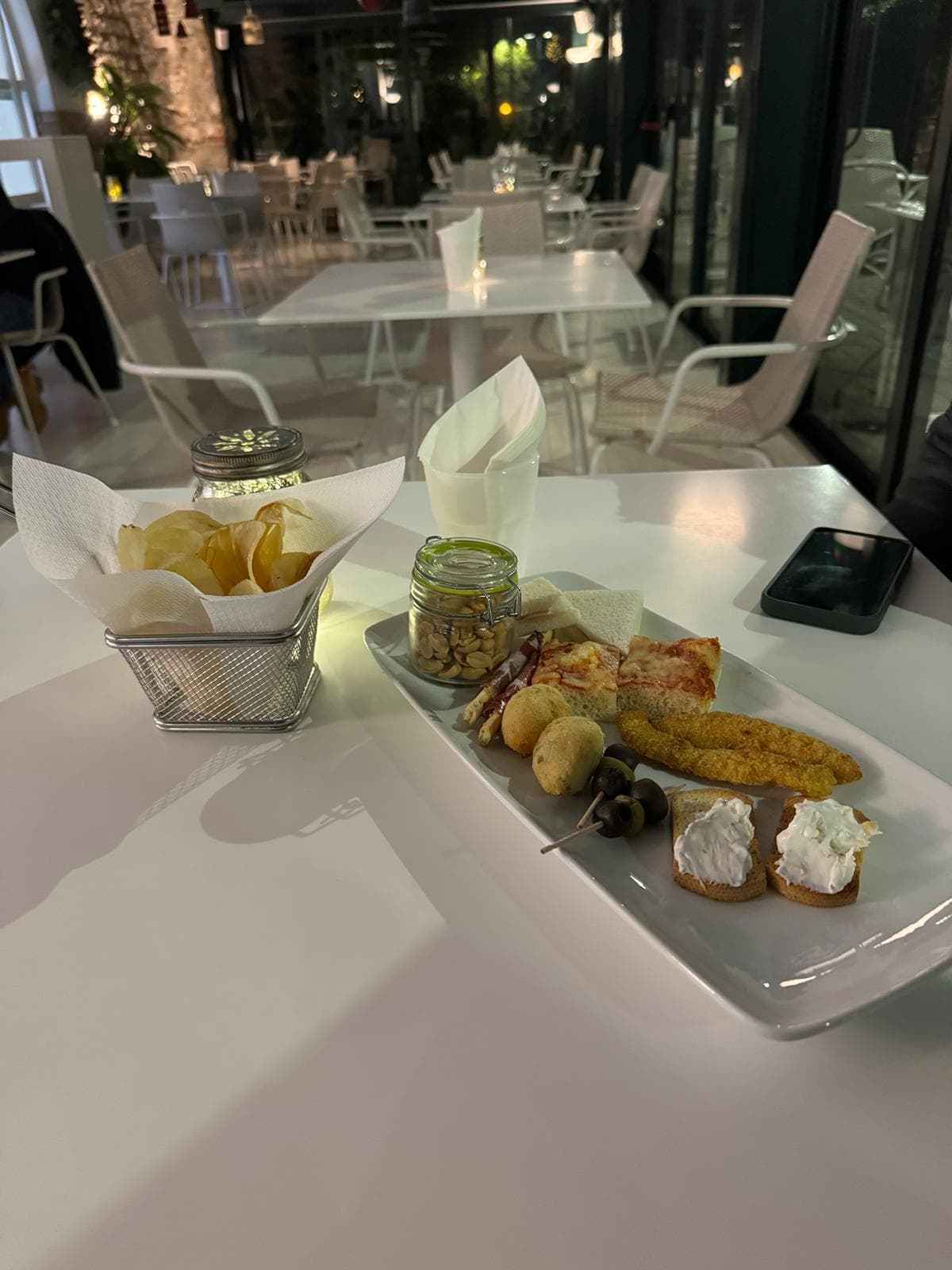 Aperitivo-Platte am Abend in Iseo mit Snacks und Chips