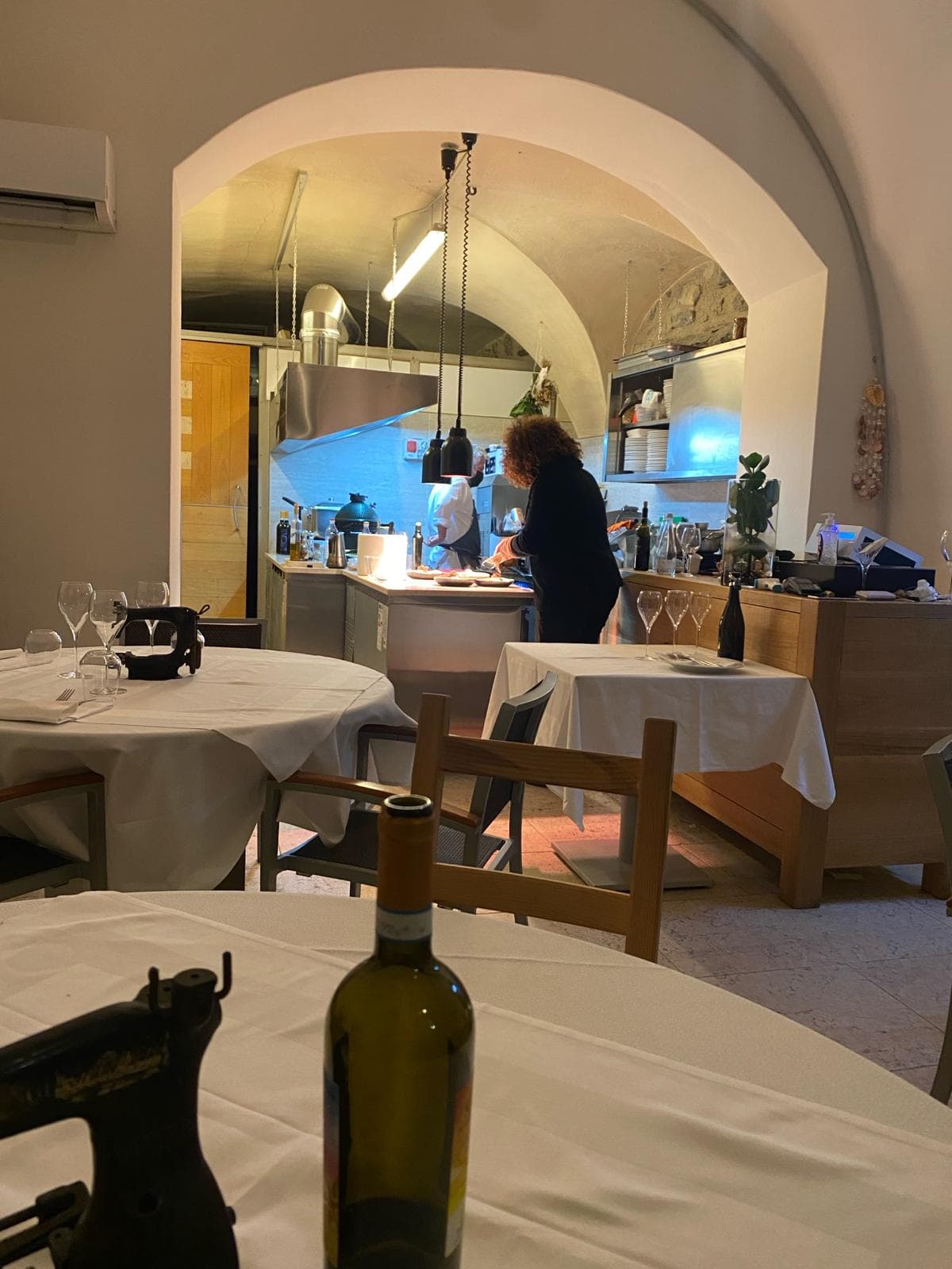 Gedeckter Tisch und Teller im Restaurant El Taller Iseo