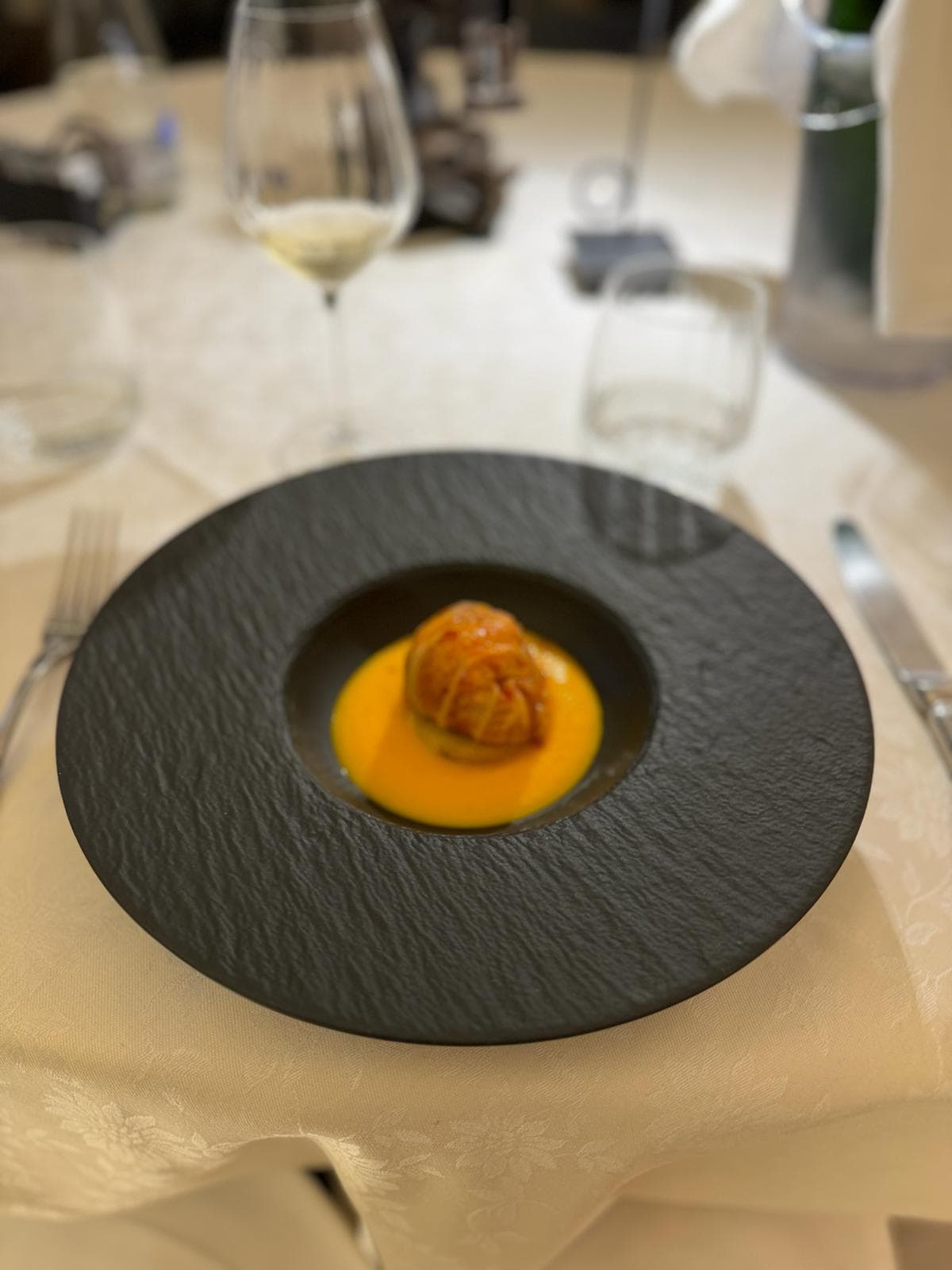Fein angerichteter Gang mit Sauce in einem Restaurant in Iseo