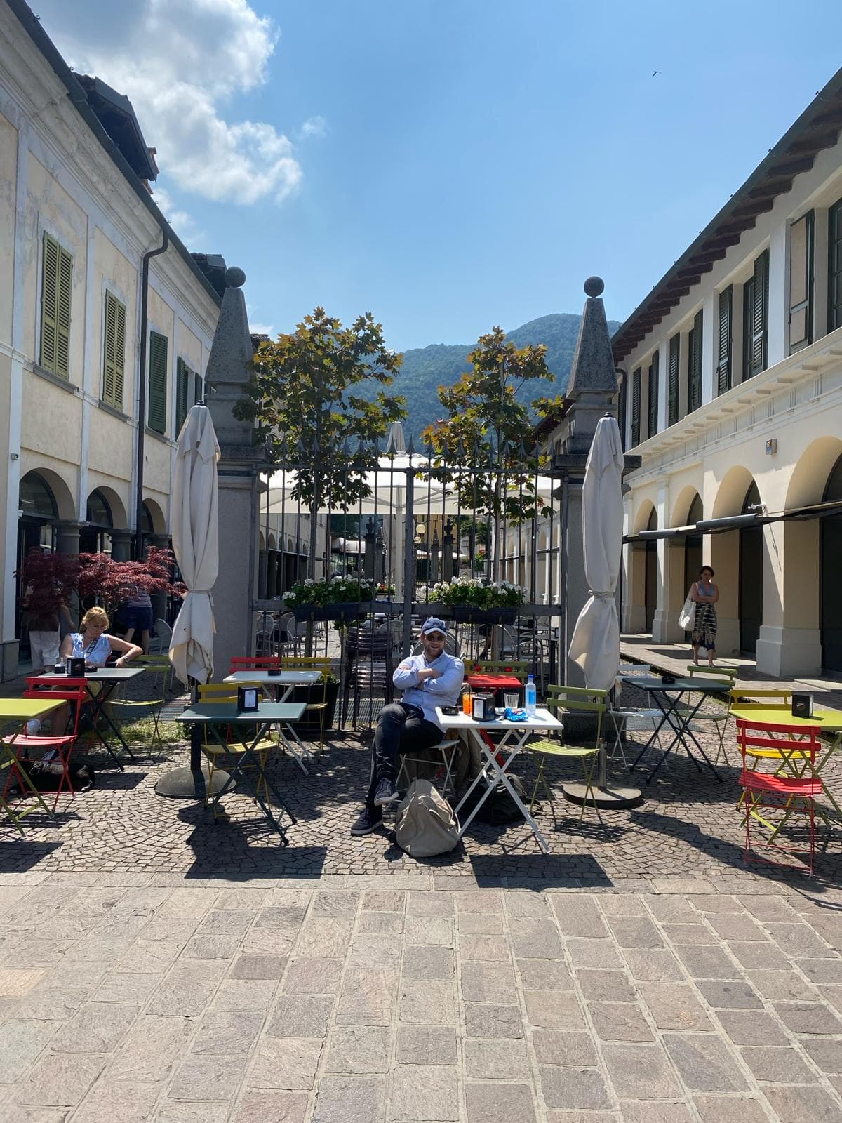 Sonniger Innenhof mit Café-Tischen in Iseo