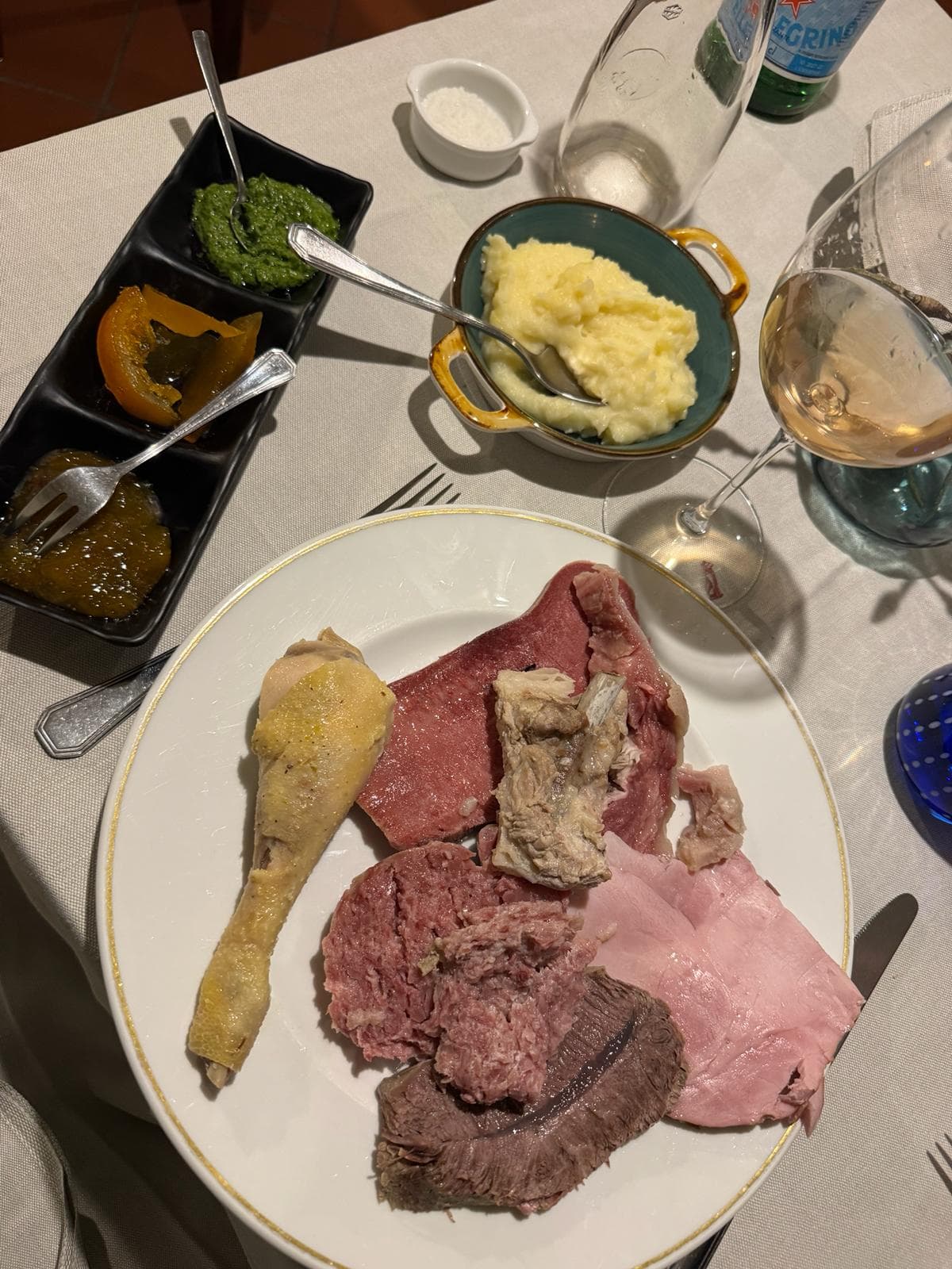 Serviertes Bollito misto mit Beilagen in der Osteria Il Volto