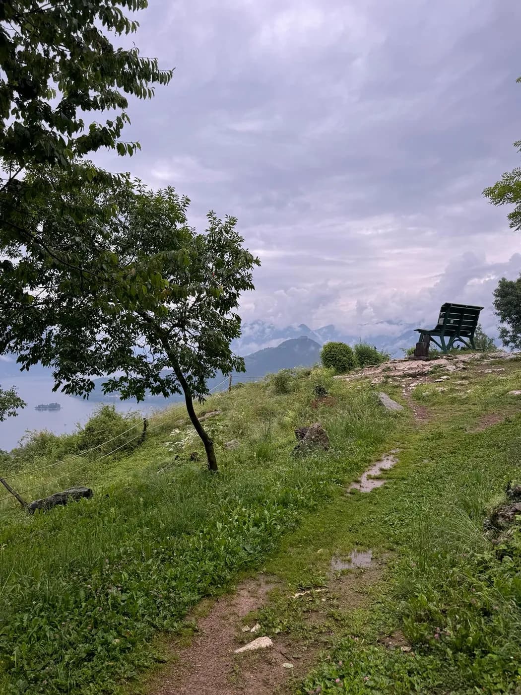 Die überdimensionale Big Bench (Panchina Gigante) auf einer Wiese zwischen Riva di Solto und Fonteno über dem Lago d'Iseo