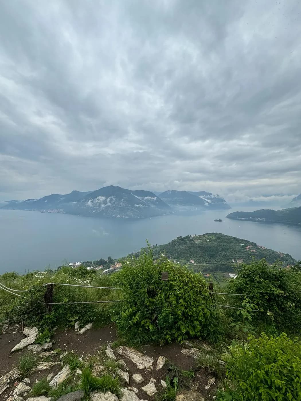 Panorama vom Colle di Santa Maria del Giogo über den See und Monte Isola
